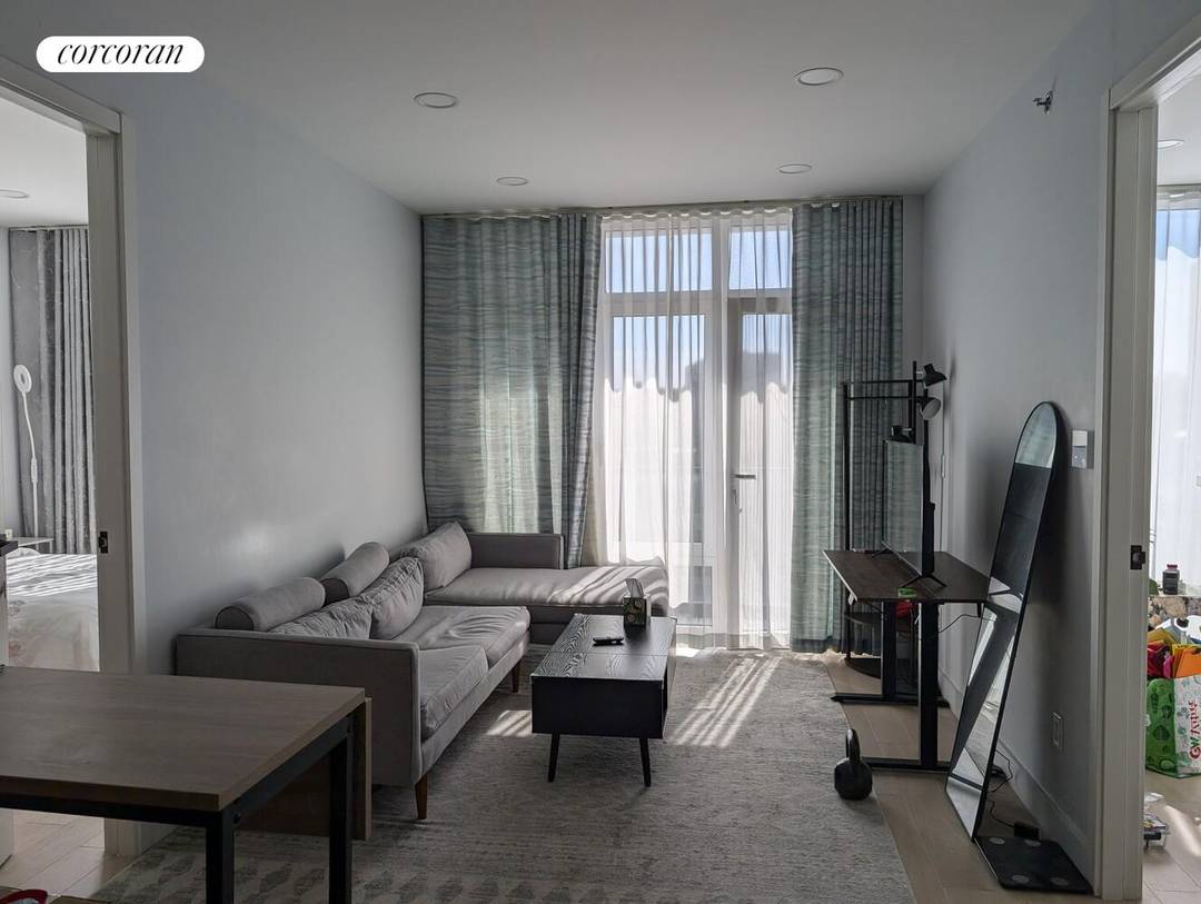 Gorgeous south facing 2 bedroom, 2 bathroom with luxurious finishes in a new building built 4 years ago and still has a tax abatement 20 years !