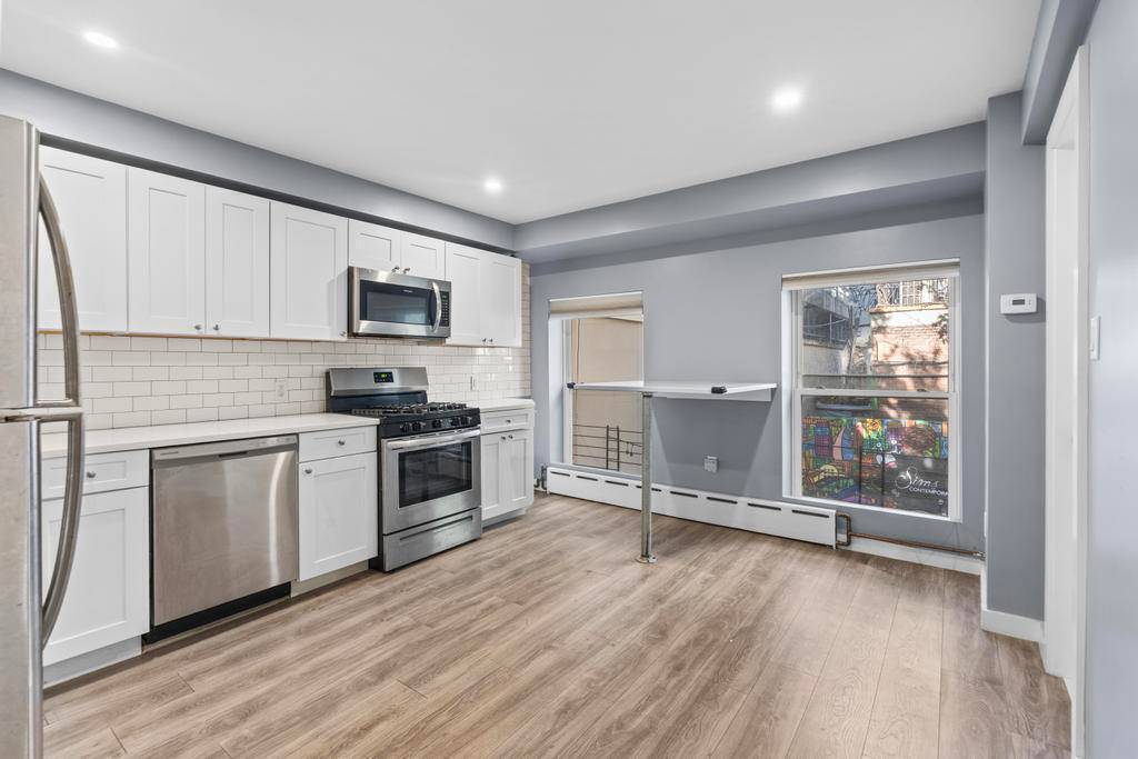 No Broker Fee Prime West Chelsea Residence with Direct High Line Access Located in the heart of West Chelsea's Galleria district, this second floor floor through apartment combines style and ...