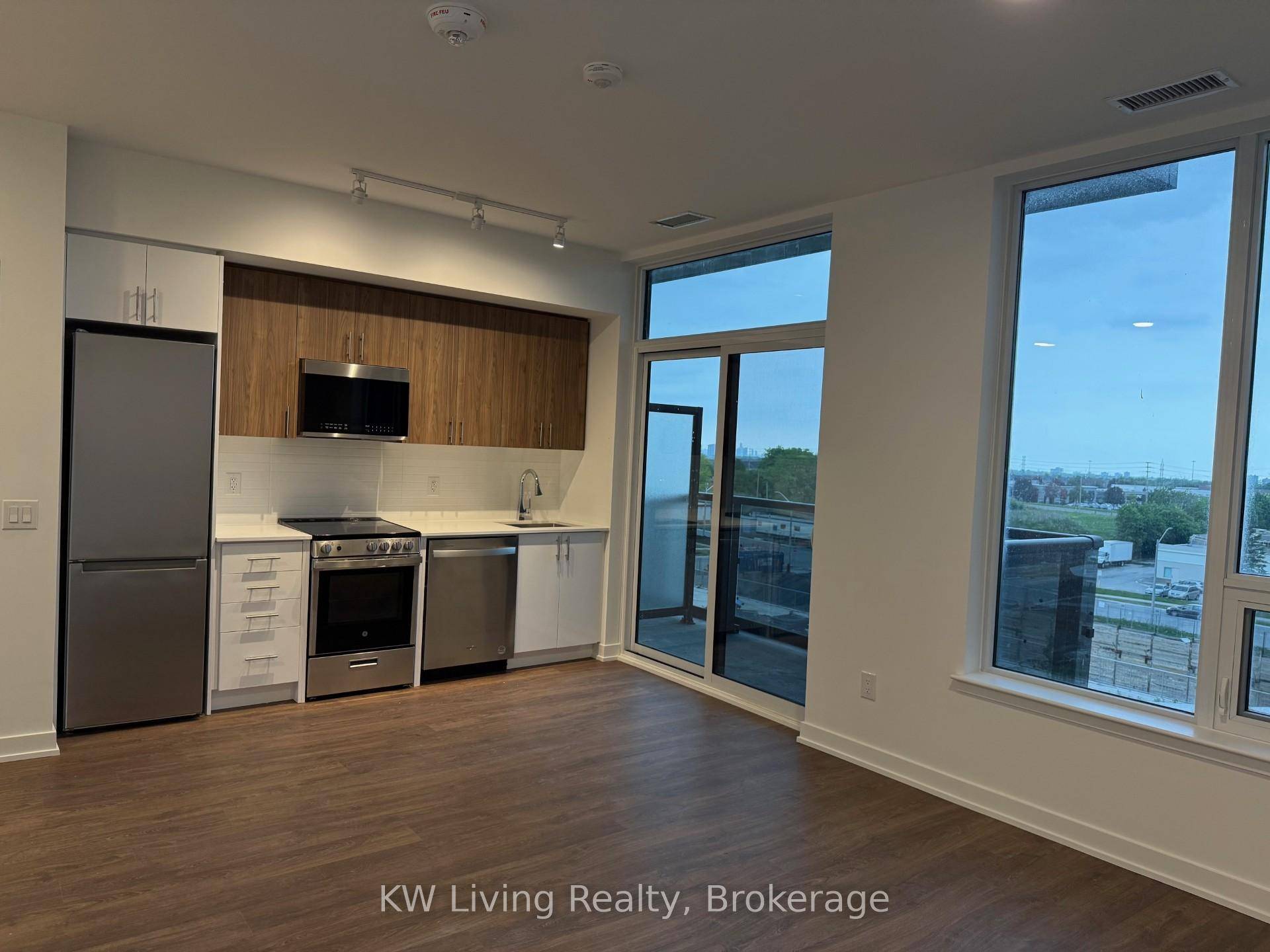 Lovely studio in Canopy Condo located in Hurontario amp ; Eglinton !