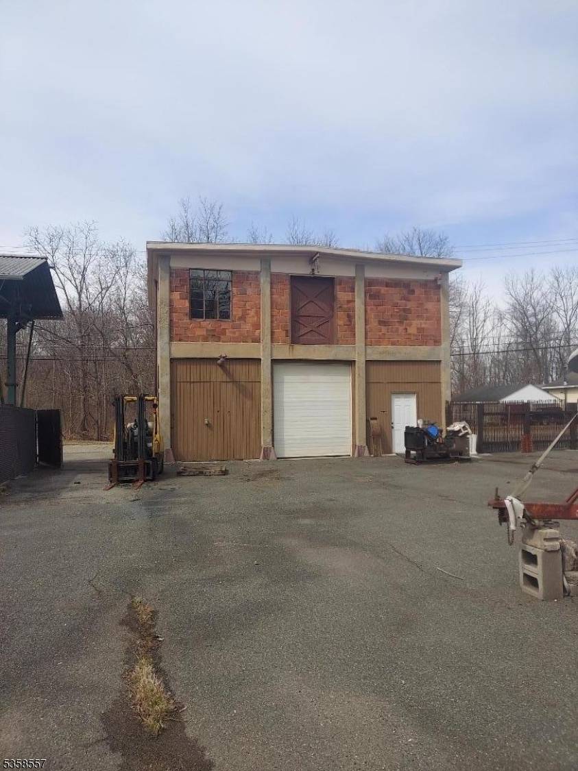Construction, commercial or residential use this property offers an acre plus lot.