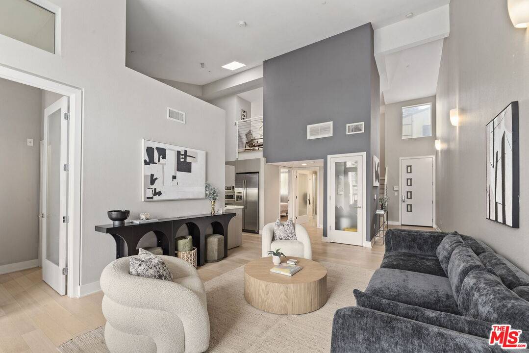 600  S Ridgeley Dr 3BR Hancock Park La