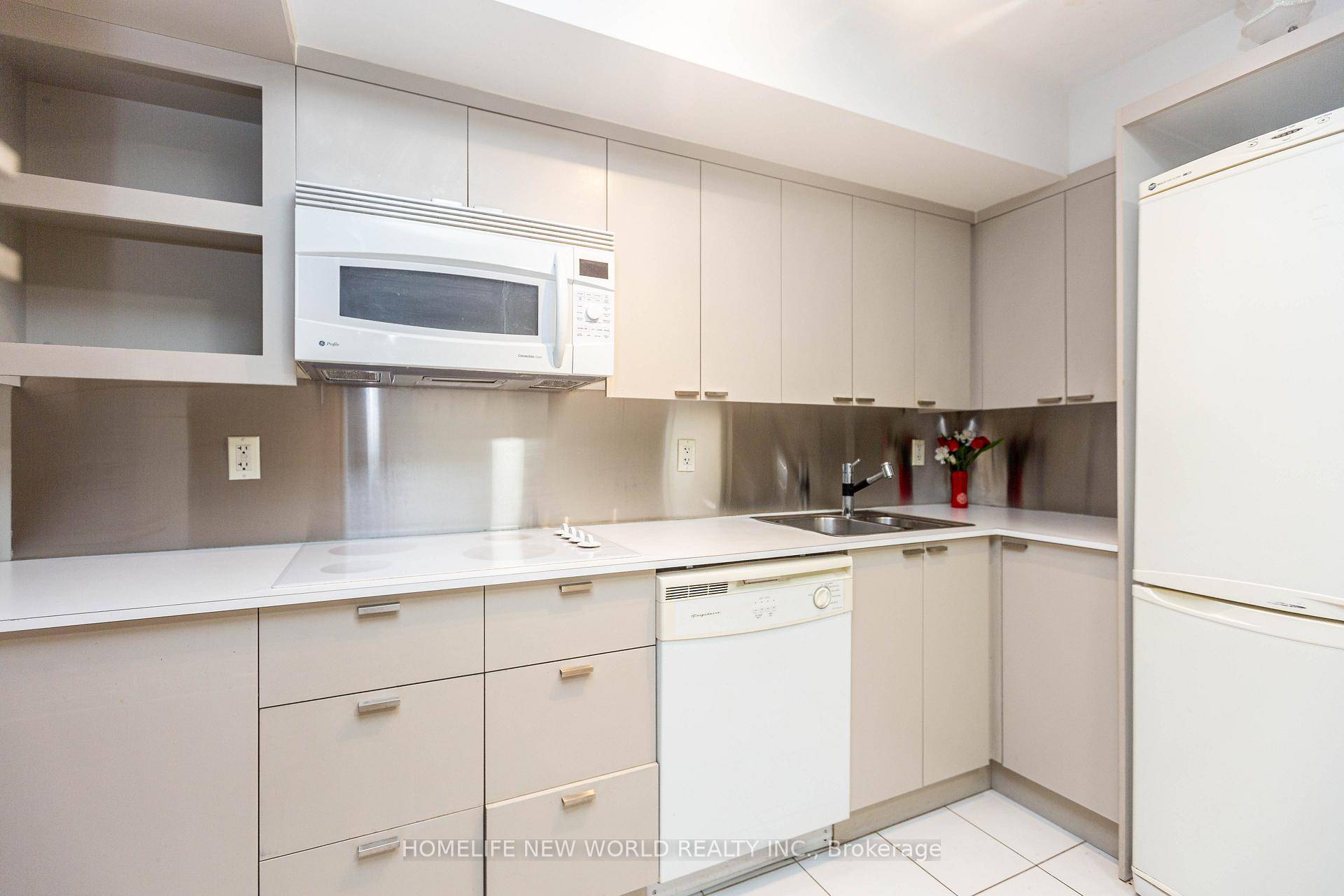 Absolutely Core Of Downtown Toronto, Very Rare Lower price Studio Unit With 1 Lker amp ; 1 Pking, Balcony Exposure to East.