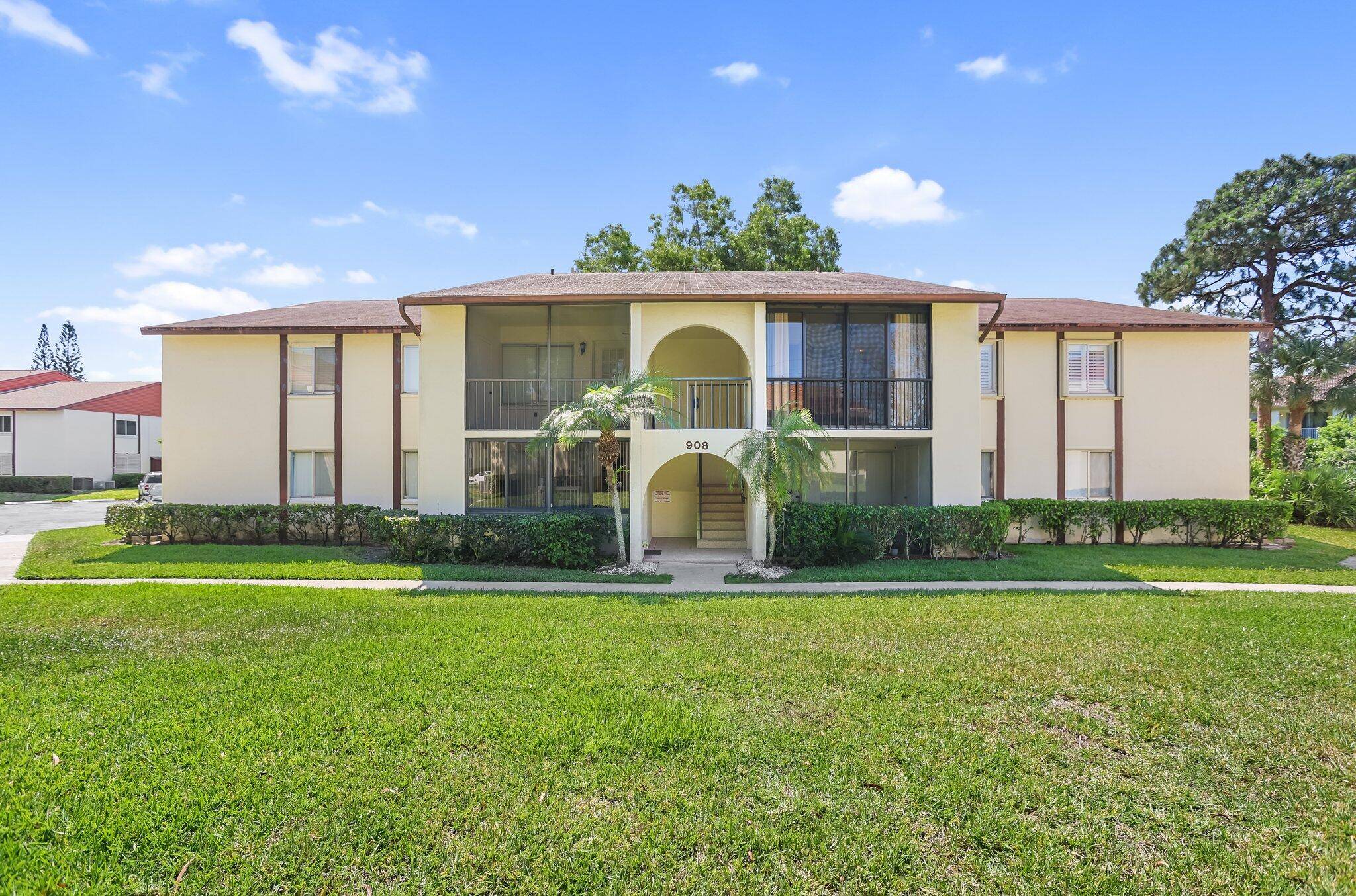 Impeccably Upgraded Top Floor Retreat !