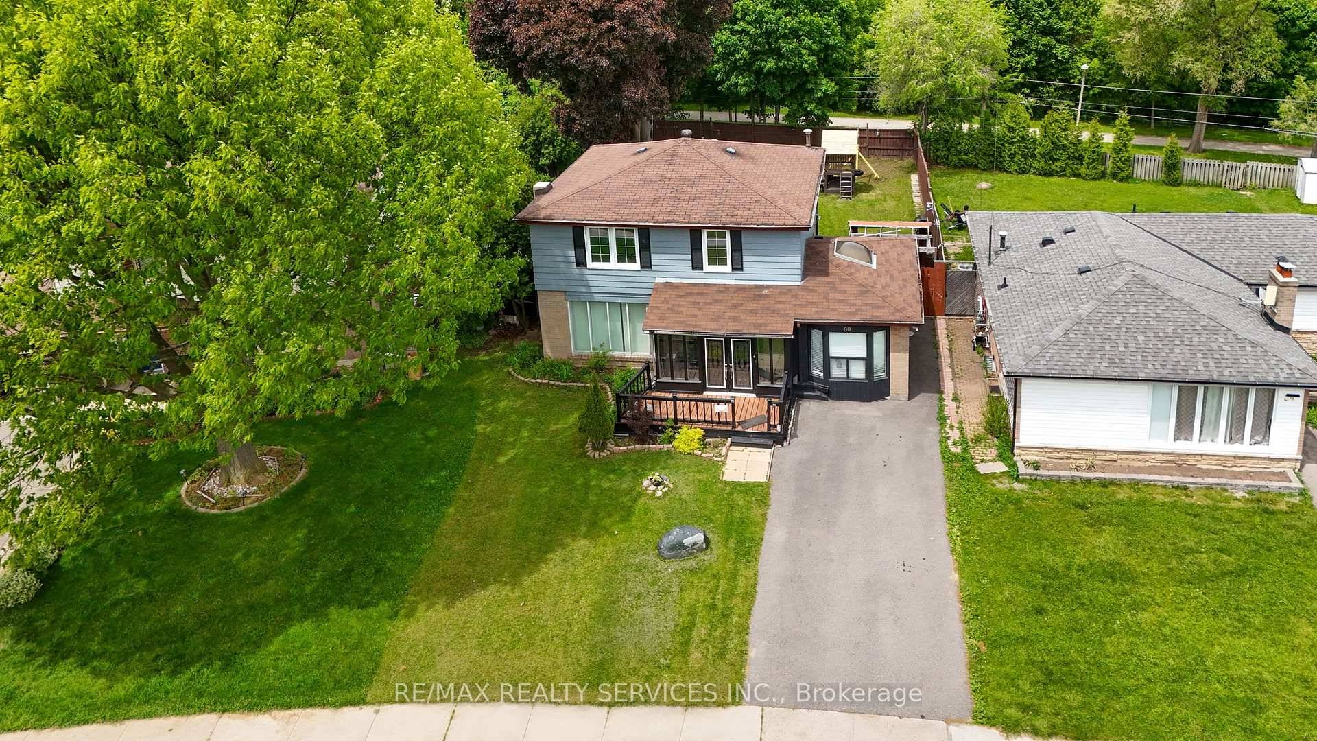 Welcome to this exceptional 4 bedroom, 4 bathroom 2 storey home, perfectly situated on a stunning ravine lot in the highly sought after Avondale community !