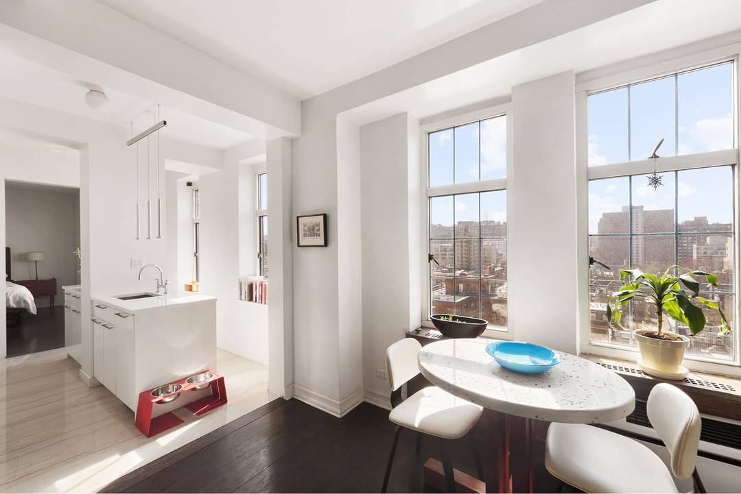 Enter this high floor one bedroom plus home office, two bathroom and be greeted by an abundance of natural light streaming in from six south facing windows.