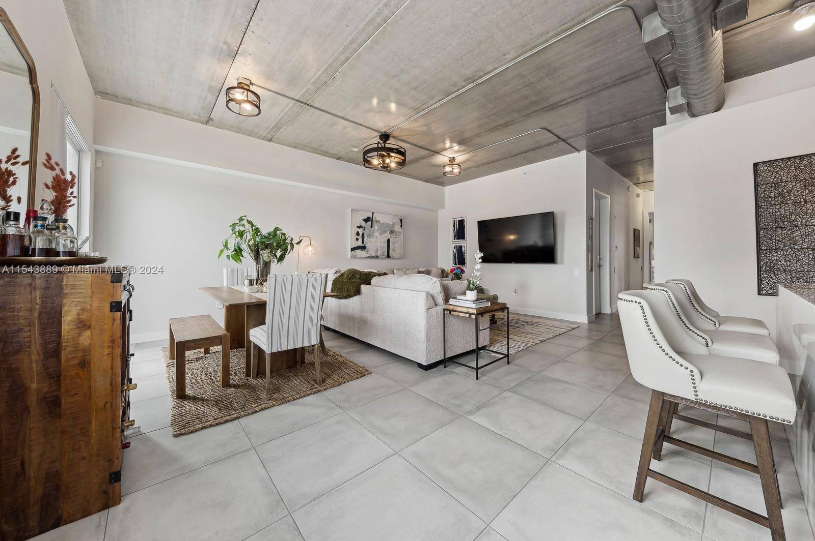 This industrial chic residence is an exceptional opportunity for full time residents, seasonal visitors, or investors !