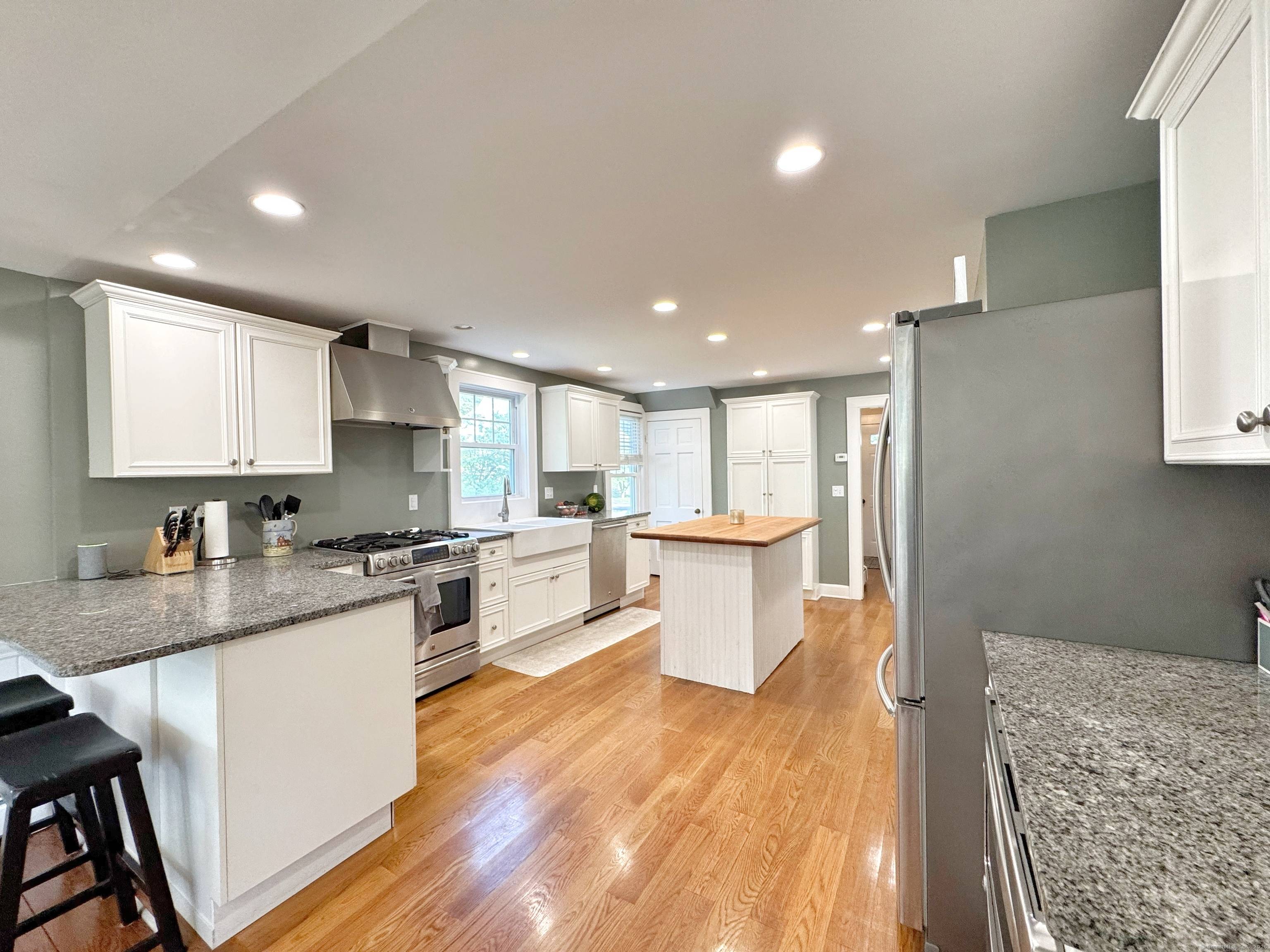 Stunning 3 bedroom, 2 full bath in East Norwalk !