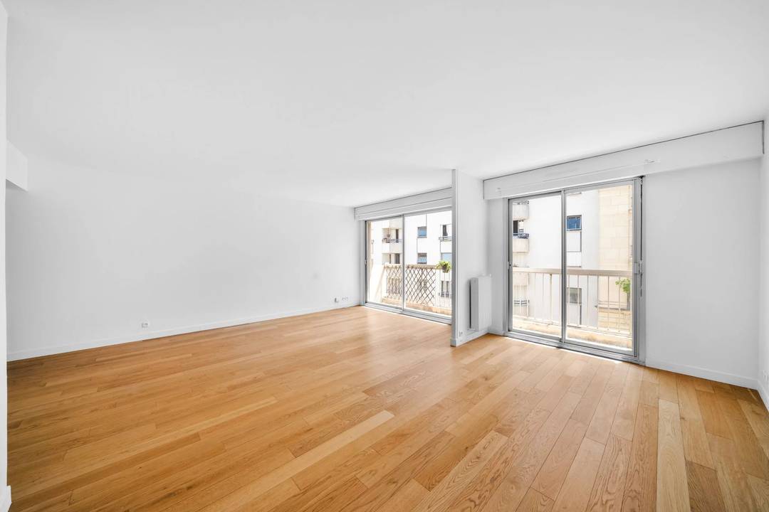 Paris XVᵉ – Appartement familial traversant avec doubles balcons et parking