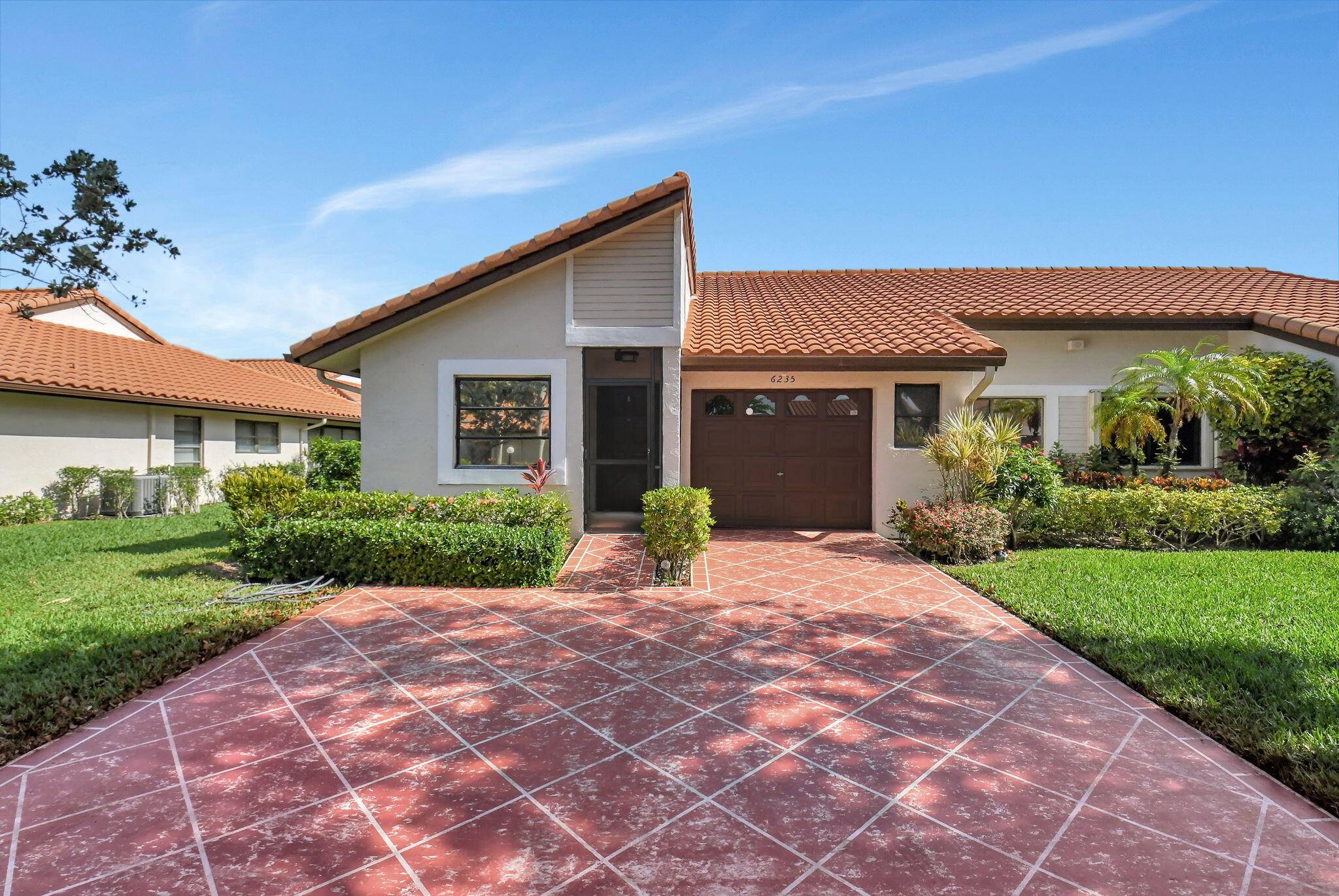 Enjoy the very best of 55 resort style living at Huntington Pointe !