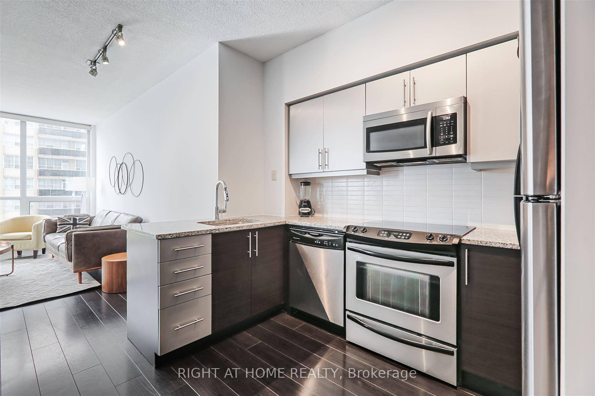 Stylish 1 Bedroom Den Condo with Iconic Downtown Views Yonge amp ; Eglinton.