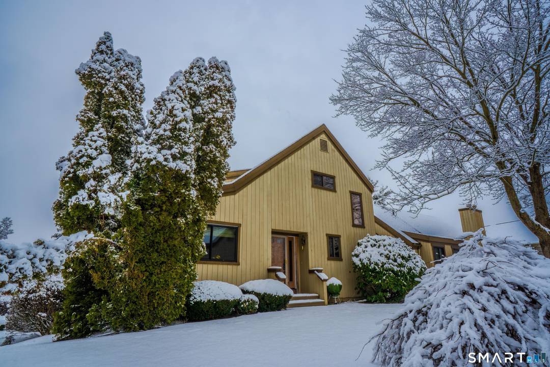 Welcome to Oronoque Village, a premier 55 community set on nearly 300 scenic acres alongside the Blackhawk Country Club golf course.