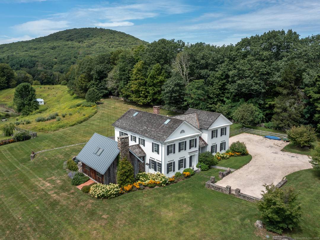 Designer's Country Retreat on 19 Acres with Pool, Pond Glamping !