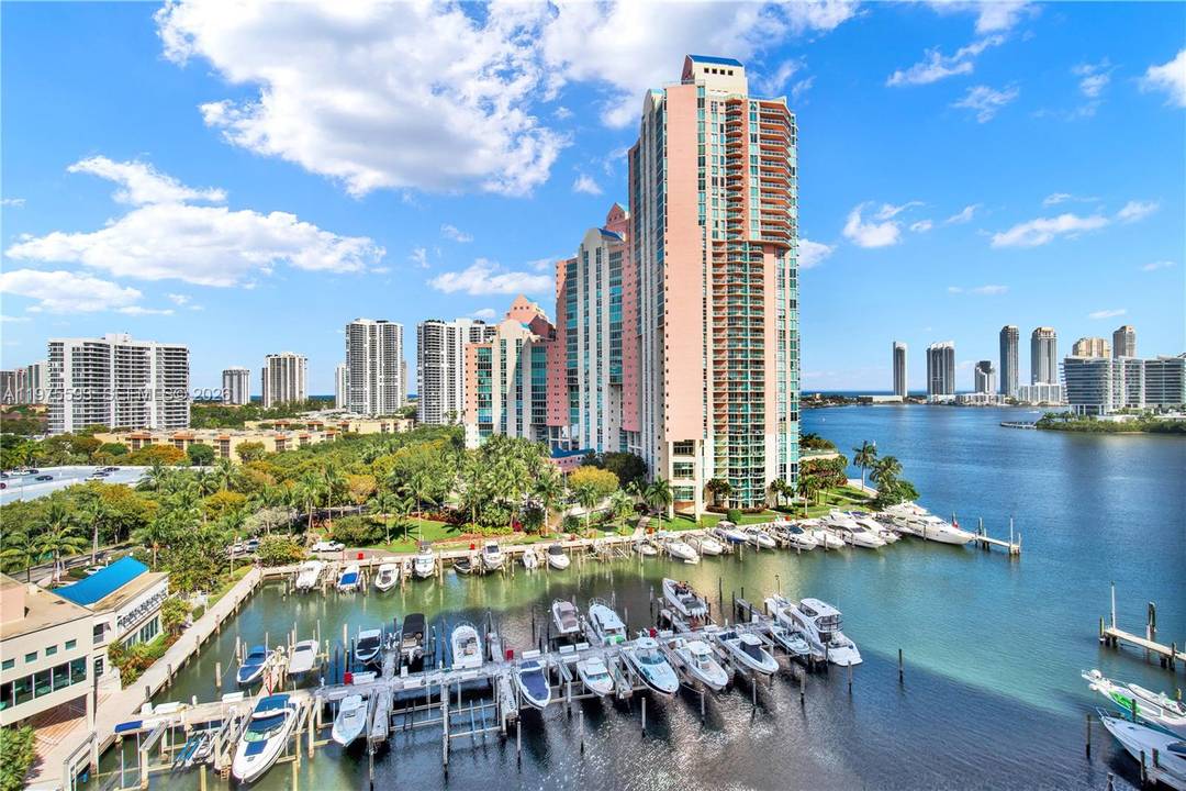 Rare opportunity ! ! Spectacular apartment in Aventura Marina, completely renovated and all new bathrooms !