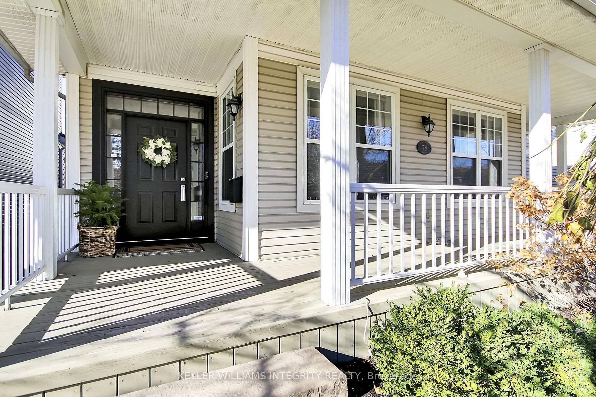 HOME OFFICE WITH SEPARATE ENTRANCE AND FULL APARTMENT FROM SIDE ENTRANCE !