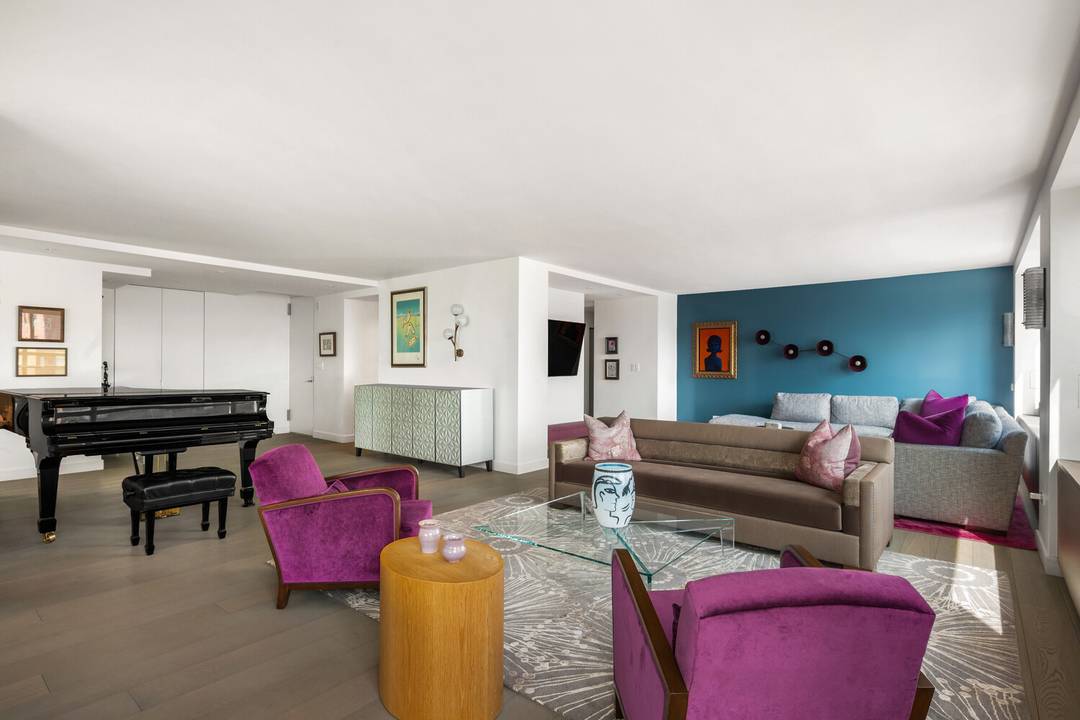 Apartment 25BD is a high floor, luxuriously renovated, corner residence offering 5 bedrooms, 4 full bathrooms, and 2 half bathrooms.