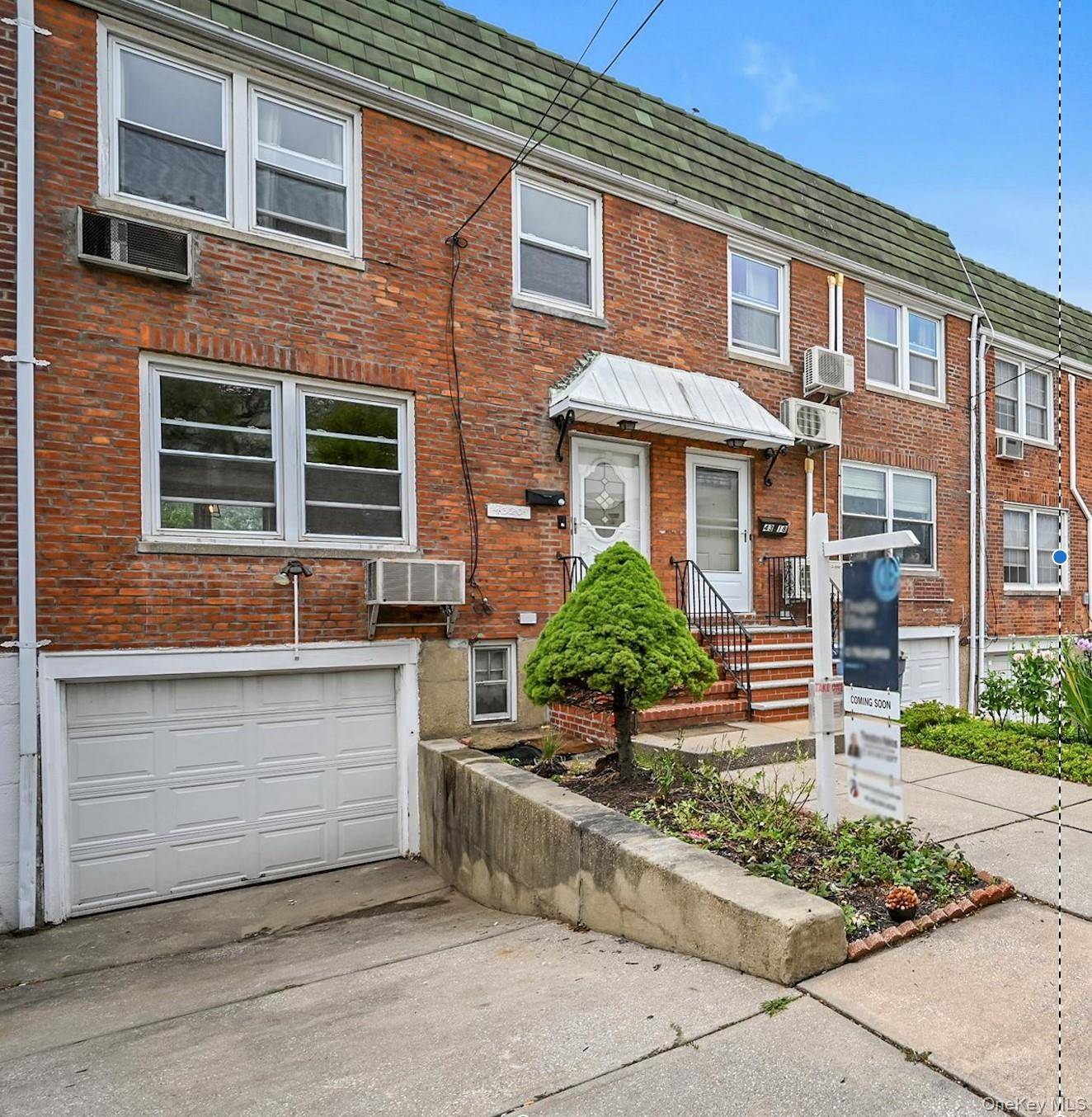 Welcome to 43 20 196th Street, a charming single family home in Auburndale.