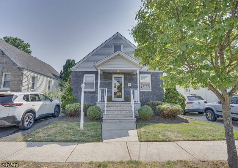 Welcome to this lovely home located in the sought after community of Bloomfield.