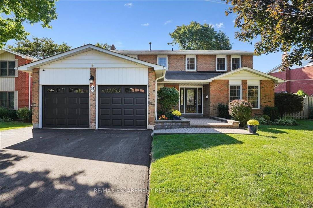 Welcome to this charming home in one of Mississauga's most exclusive pockets, where two tree lined streets wind gracefully along the Credit River.
