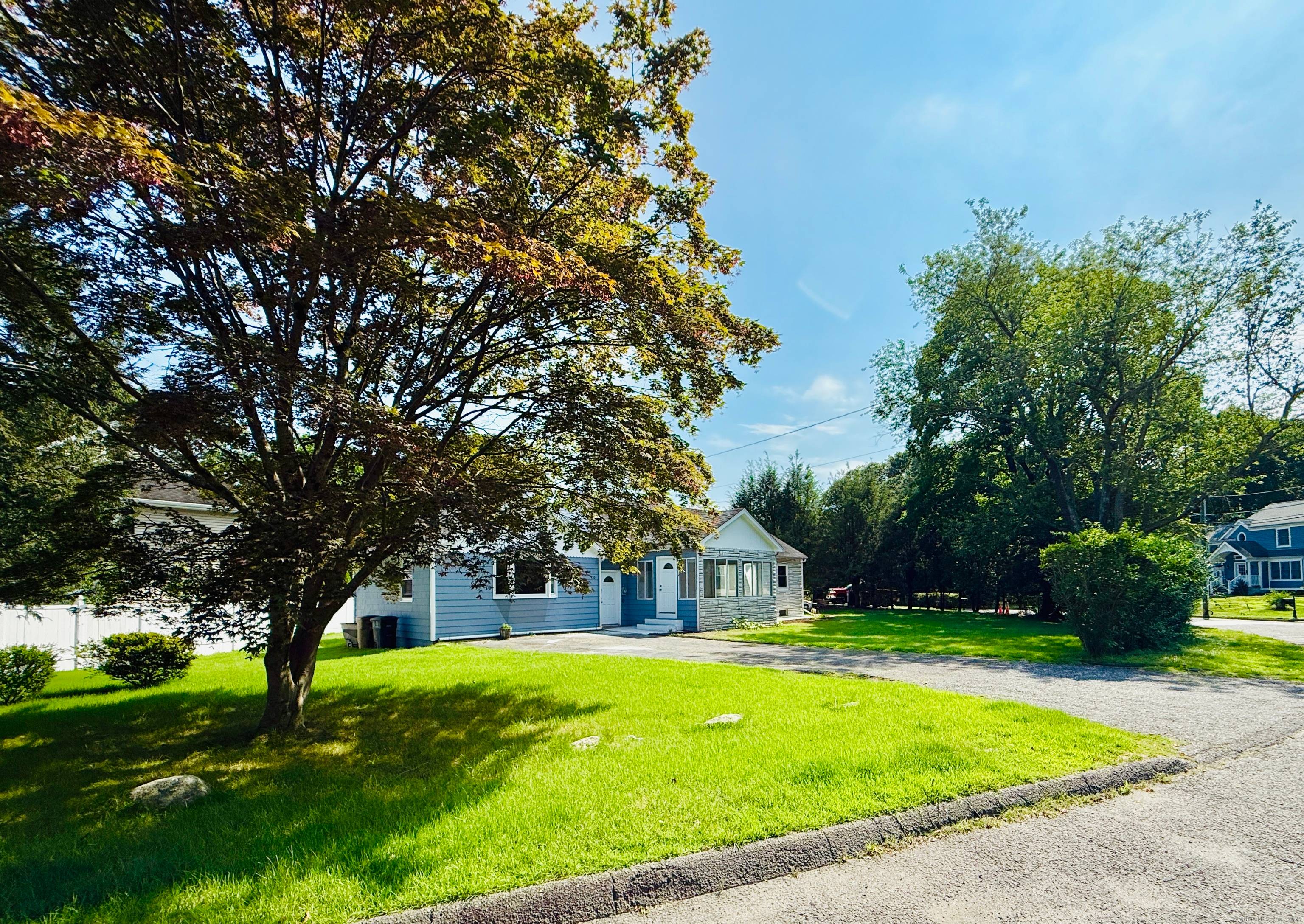Welcome to 10 Meadowpark Avenue West, a beautifully maintained 3 bedroom, 2.