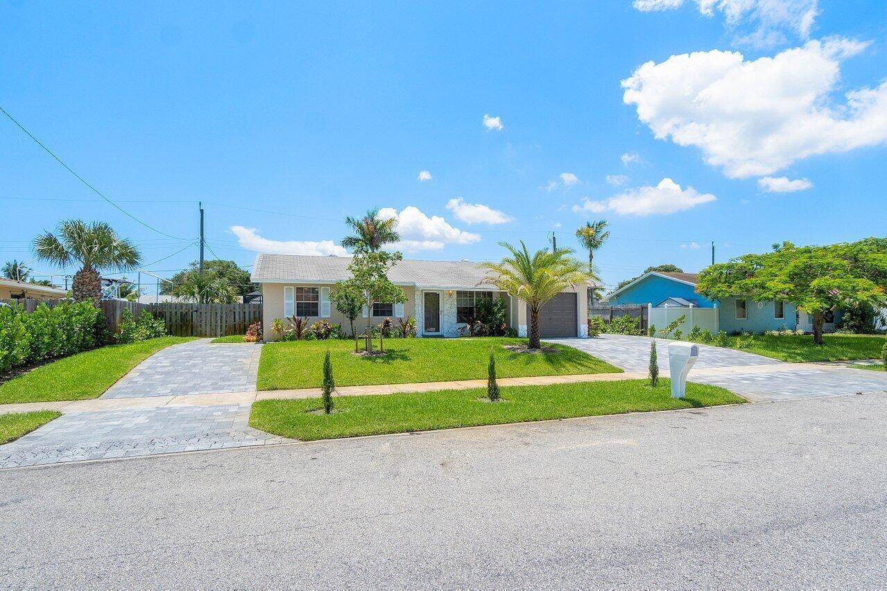 FULLY FURNISHED RENTAL HOME NEAR LAKE CLARK SHORES, INCLUDING ALL UTILITIES, INTERNET, LANDSCAPING POOL SERVICE.