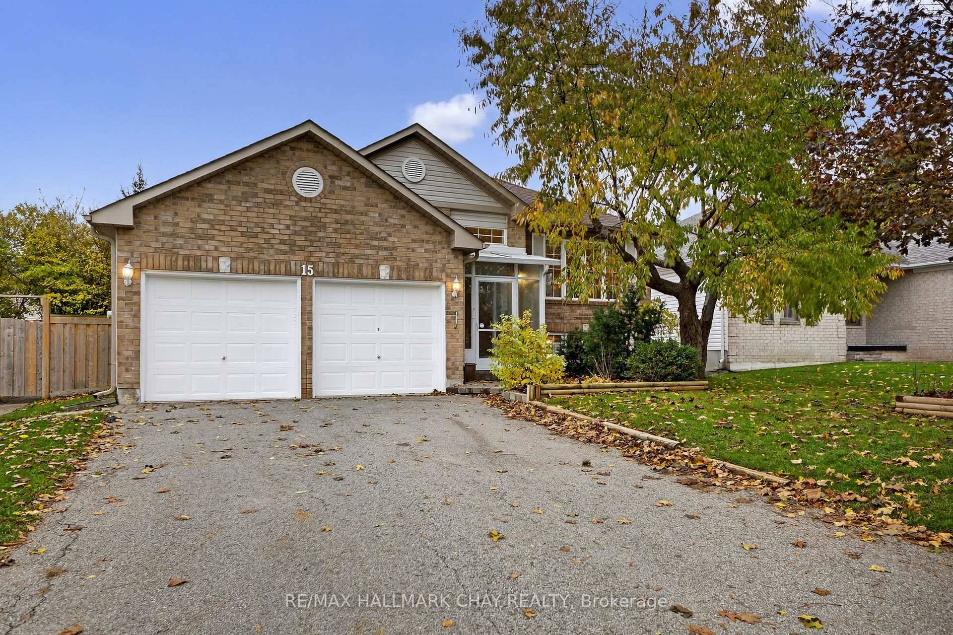 Welcome to your new home at 15 Webb in Barrie a cheerful raised bungalow that's just waiting to welcome you !