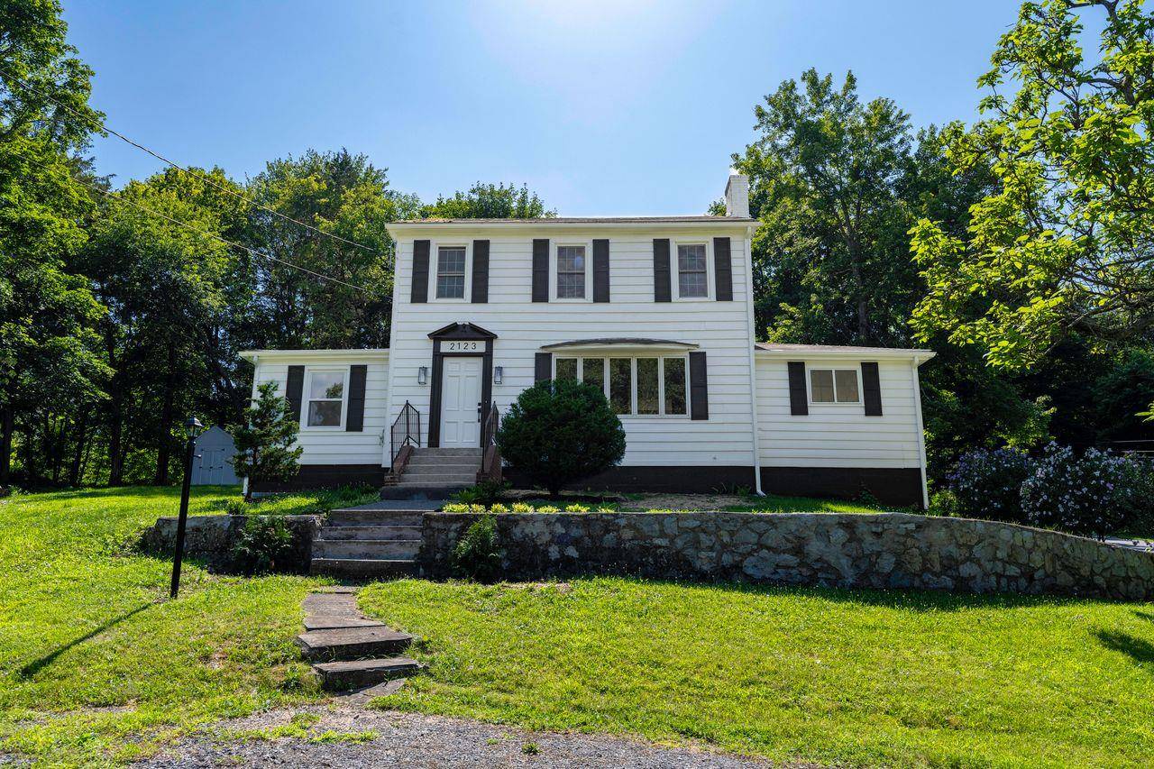 Welcome to this beautifully updated and renovated 3 bedroom, 1.