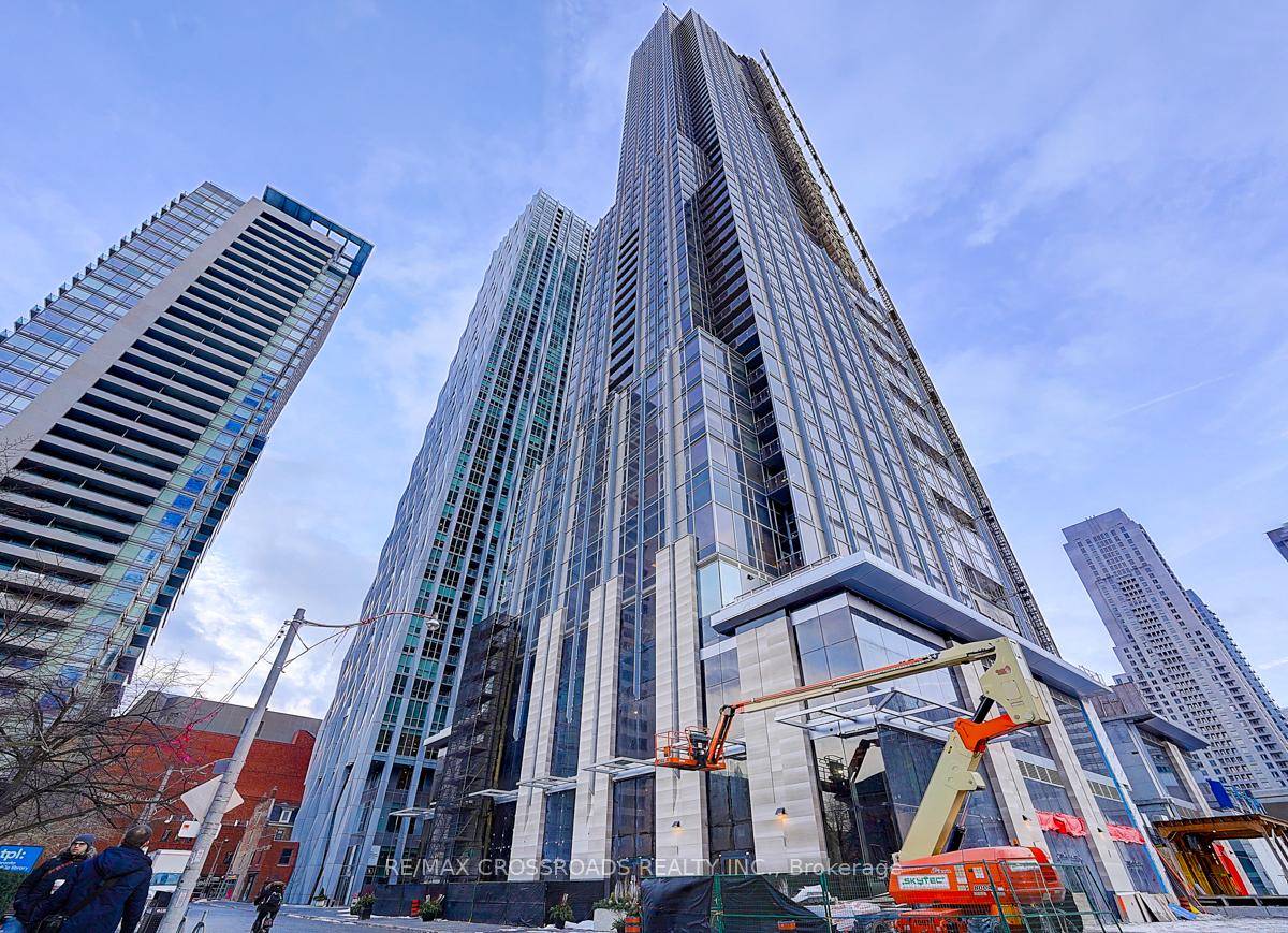 Enjoy the prestigious address in yorkville 11YV !