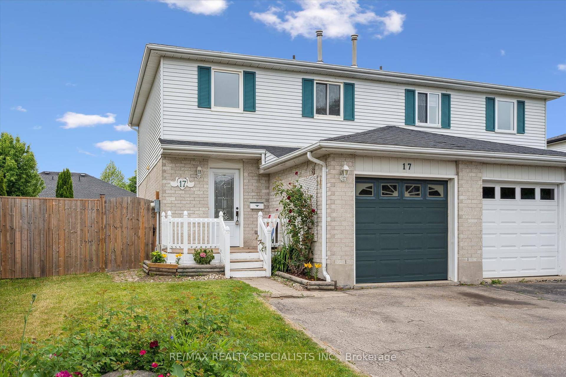 Welcome Home ! This gorgeous and pristine semi detached is not only turnkey, but is FREEHOLD !
