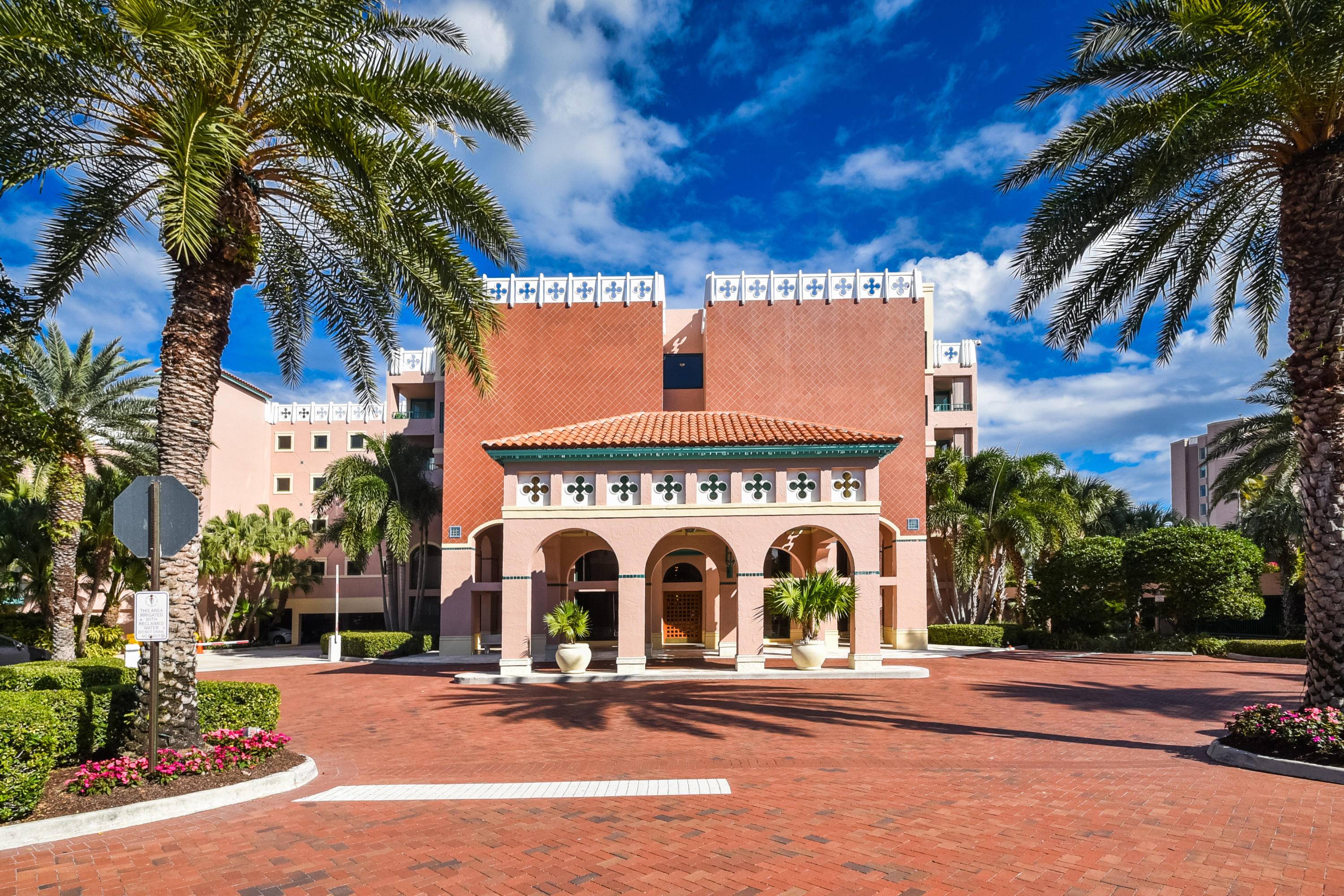 AMAZING INTRACOASTAL VIEWS !