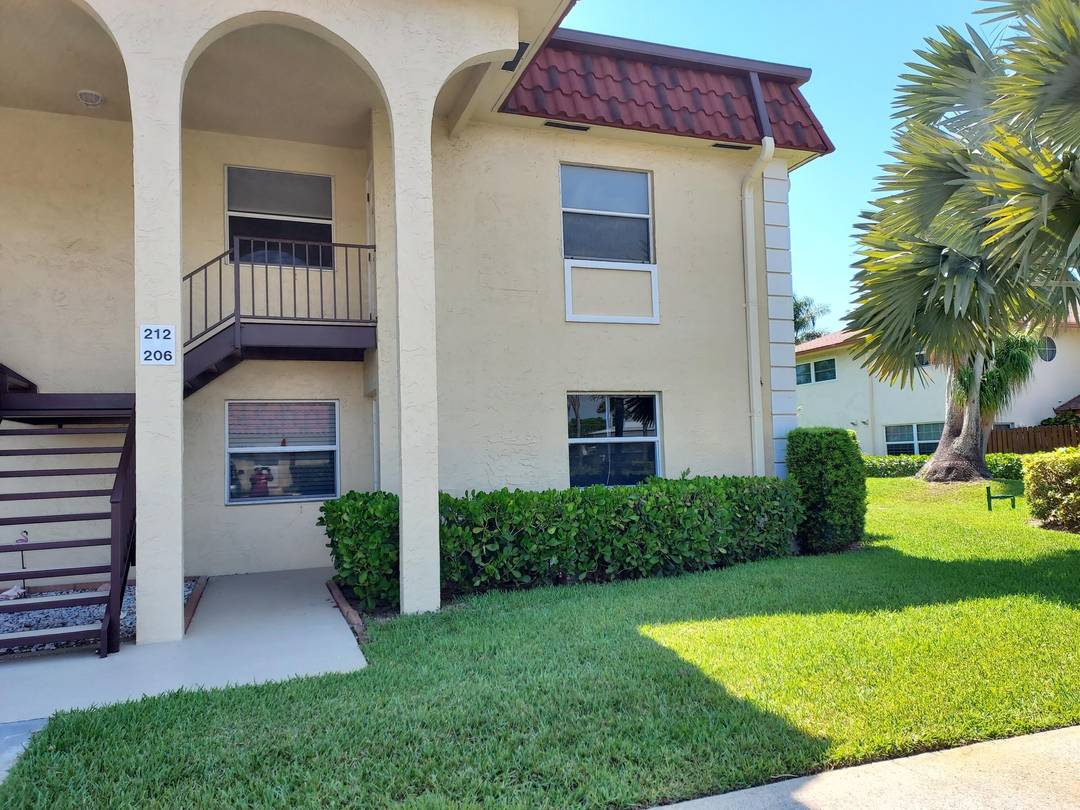 Walk to the beach and just a stone's throw from the heated pool, this ground floor unit is a great place to spend your winter !
