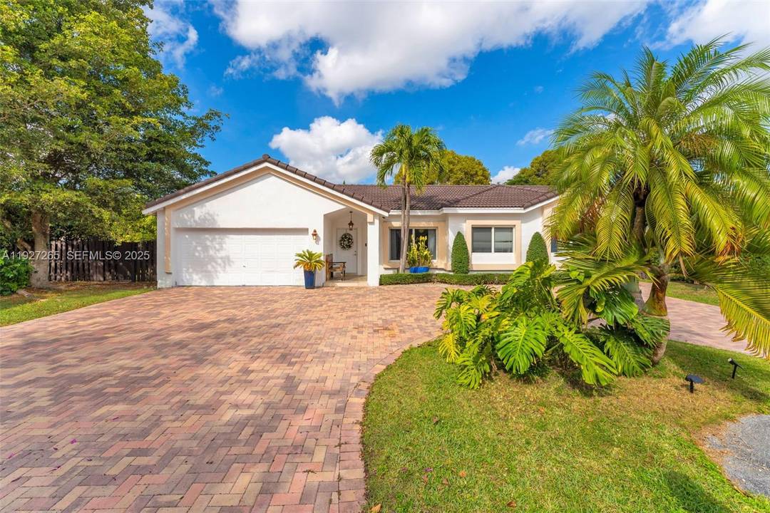Beautiful and well kept single family home in the highly desirable West Kendall area featuring bright and spacious living areas, an open layout, and tile flooring throughout.