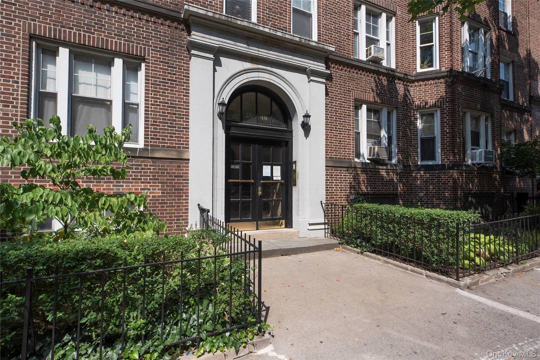 Hampton Court is well organized corporation and is located in the Jackson Heights Historic District.