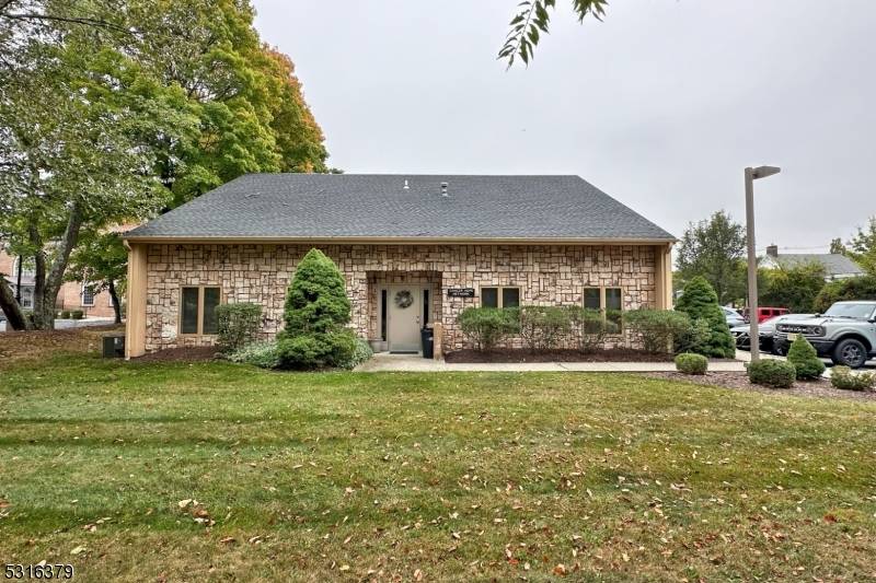 Great opportunity to own a high visibility office condo in a corner location.