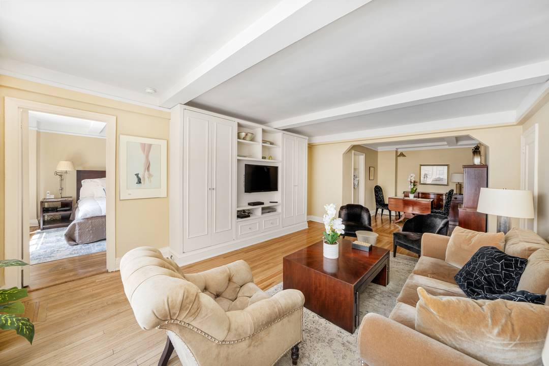 This graciously sized classic one bedroom apartment has sweeping city views and beautiful southern light.