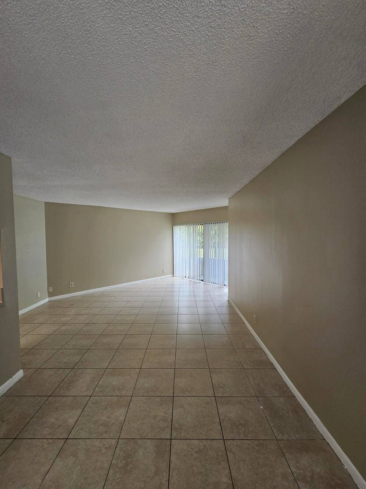 Spacious and well maintained 1 bed 1 bath first floor condo in the heart of West Palm Beach !