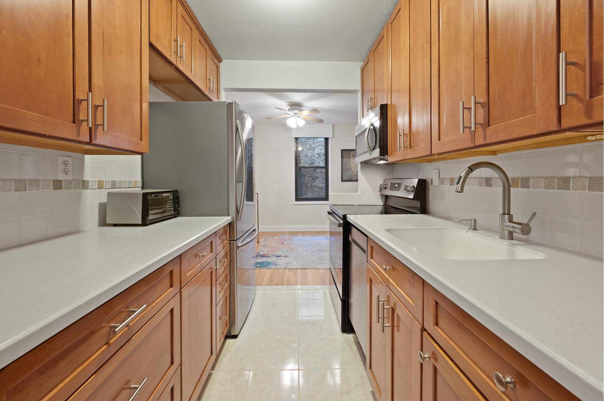 Welcome to Apartment 5A at 45 Overlook Terrace a spacious and charming Junior Four offering flexibility and comfort in the heart of Hudson Heights.