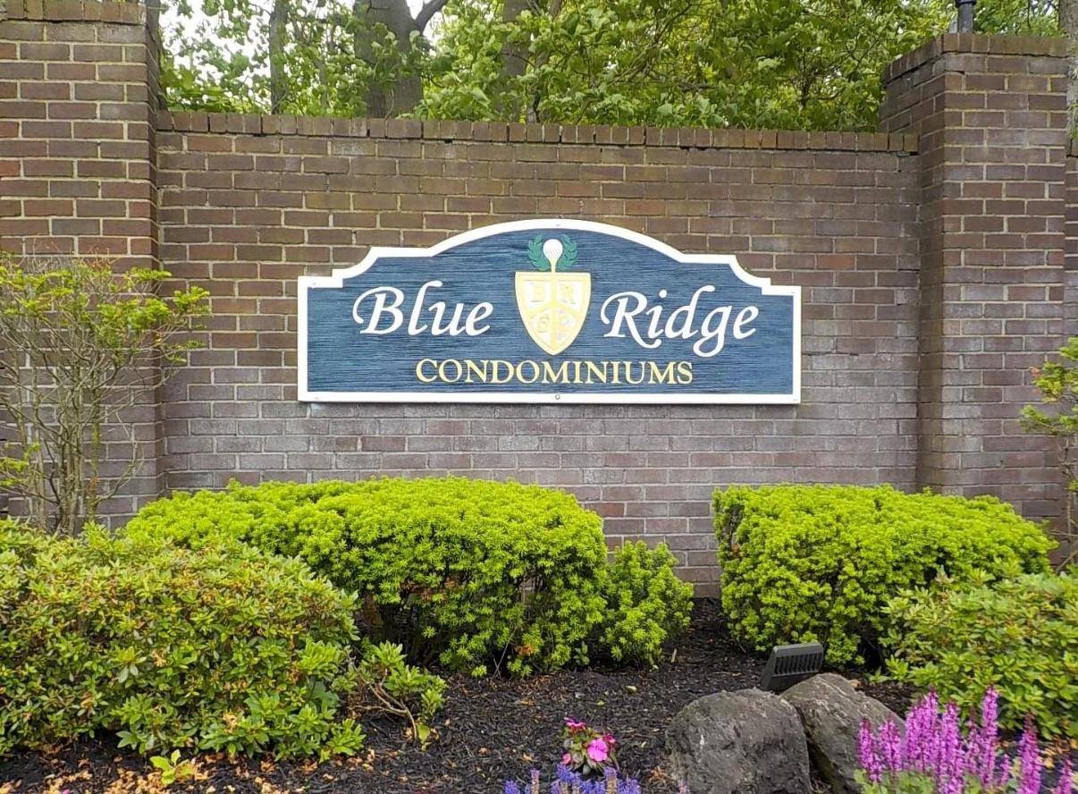 Edgewood corner unit in the desirable Blue Ridge community !