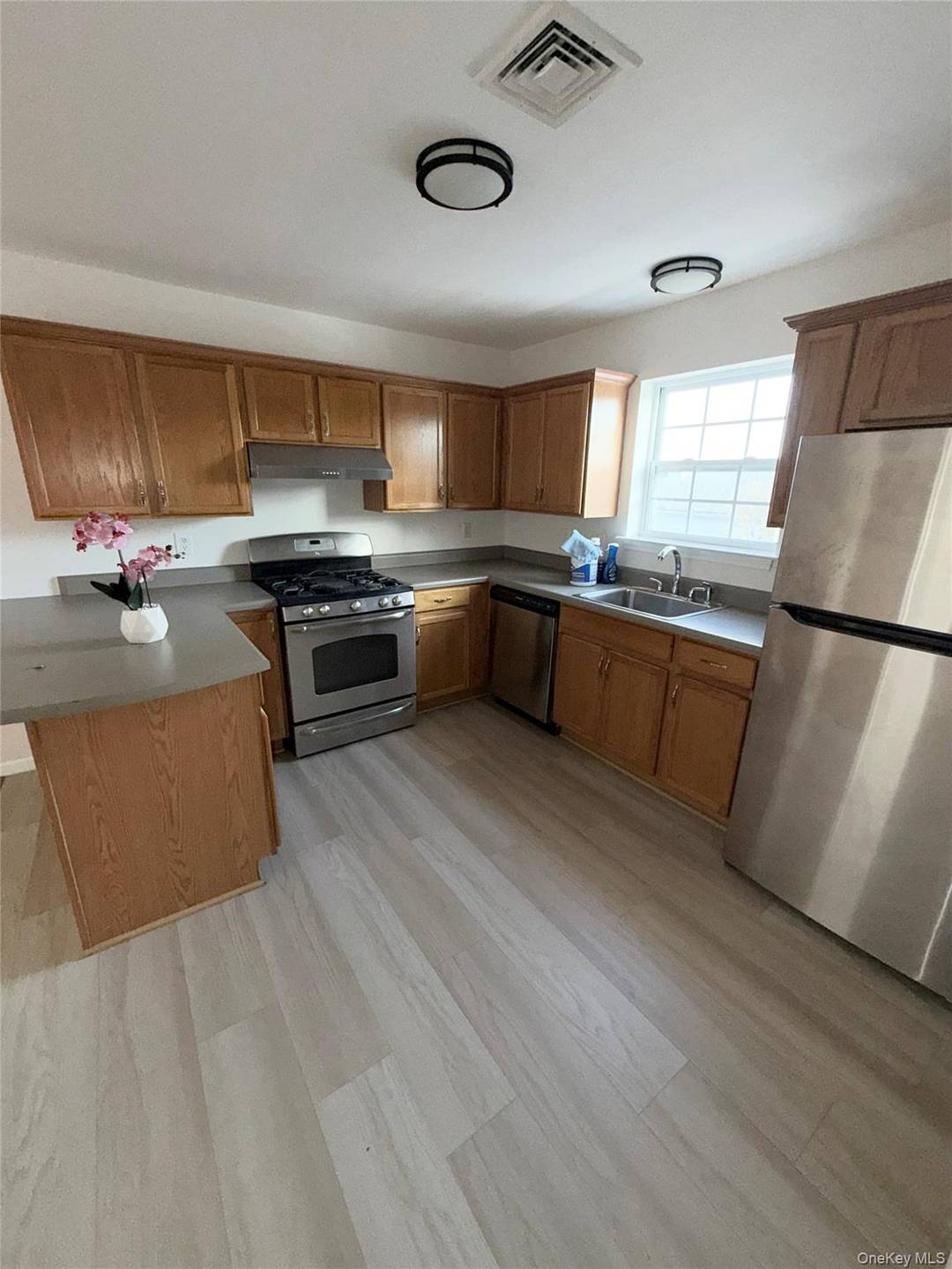 Welcome to this beautiful renovated ready to move in spacious 3 Bedrooms 2.