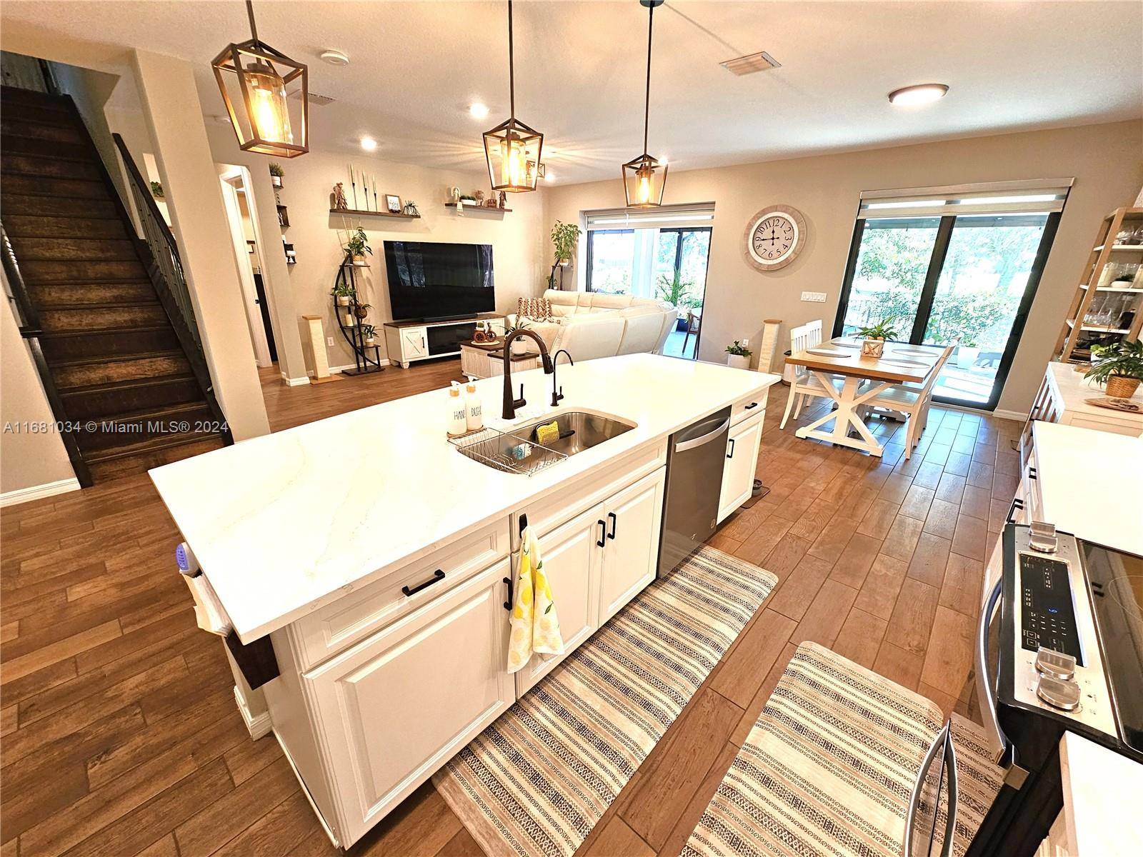 Located at the cul de sac, one of the largest lots in the Woodmont Country Club, it is golfer s dream !