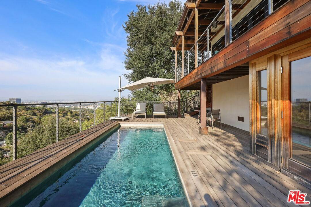 2835   Oak Point Dr 3BR Hollywood Hills East La