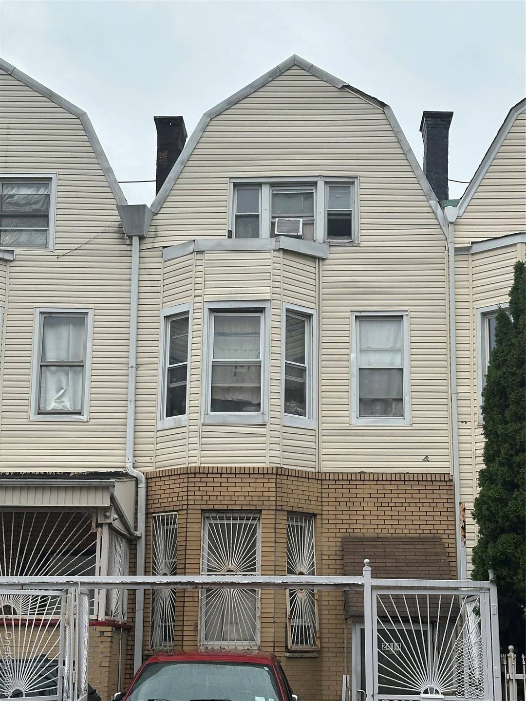 Investor's delight. Fully functioning as a Rooming House with multiple 9 rented rooms, 3 bathrooms and 1 kitchen ; providing the opportunity for immediate rental income.