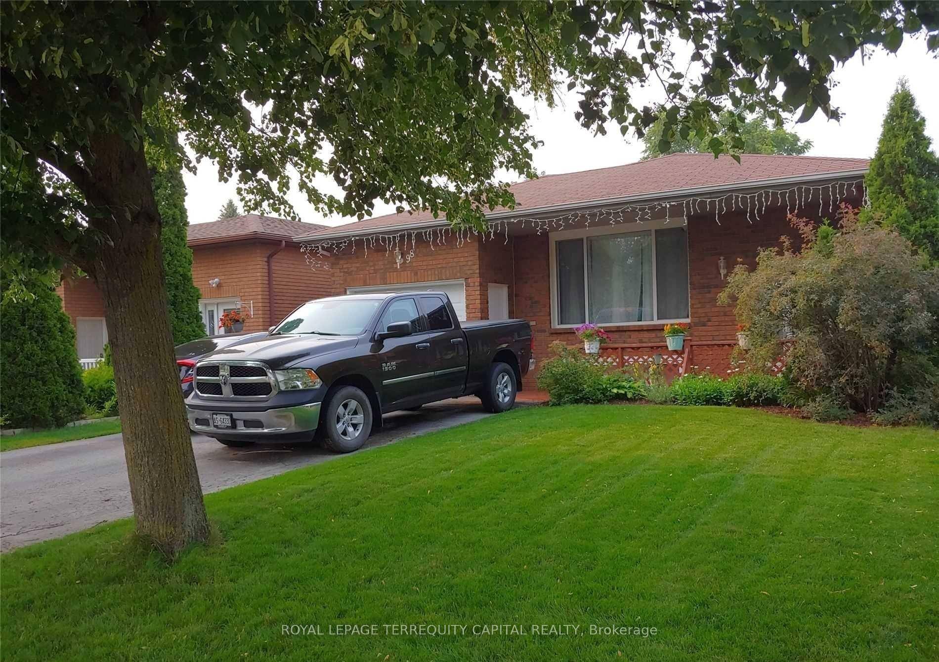 Beautifully renovated 3 bedroom upper level apartment located in a prime location in North Barrie just a short walk to schools, restaurants, Johnson's Beach, Barrie's Yacht Club, walking and biking ...