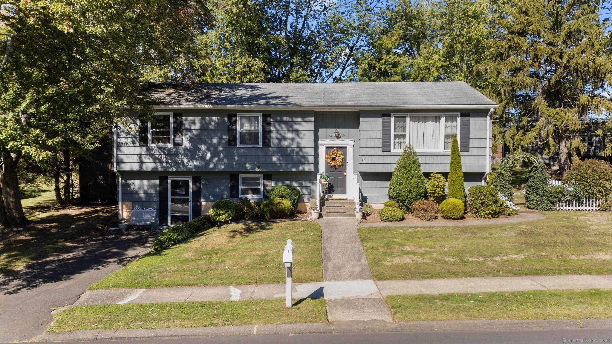 Welcome to 23 Meadowbrook Rd West Haven !