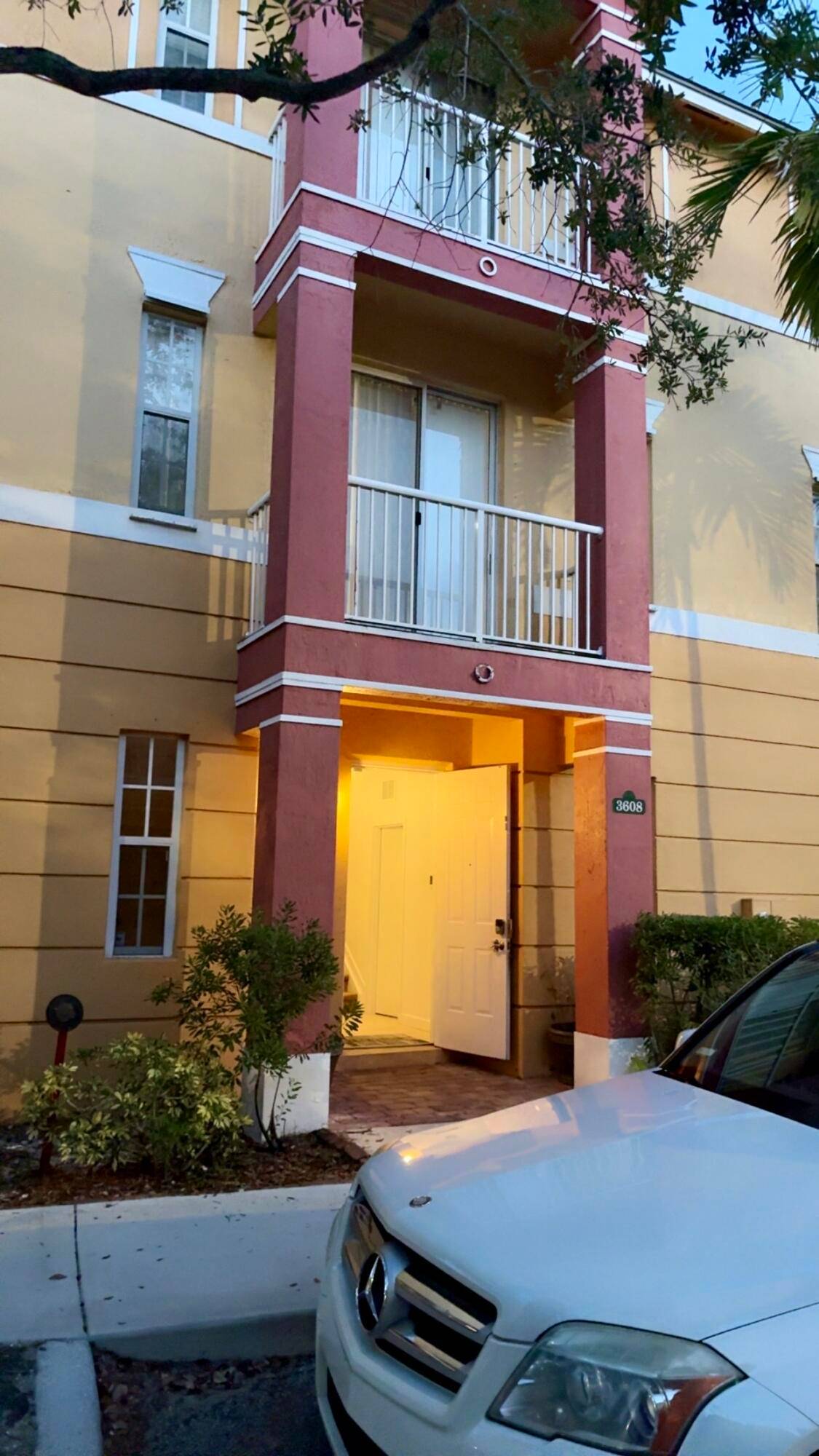 Gorgeous Townhouse 4 bed which1 bed at the first floor with a full bathroom, 3.