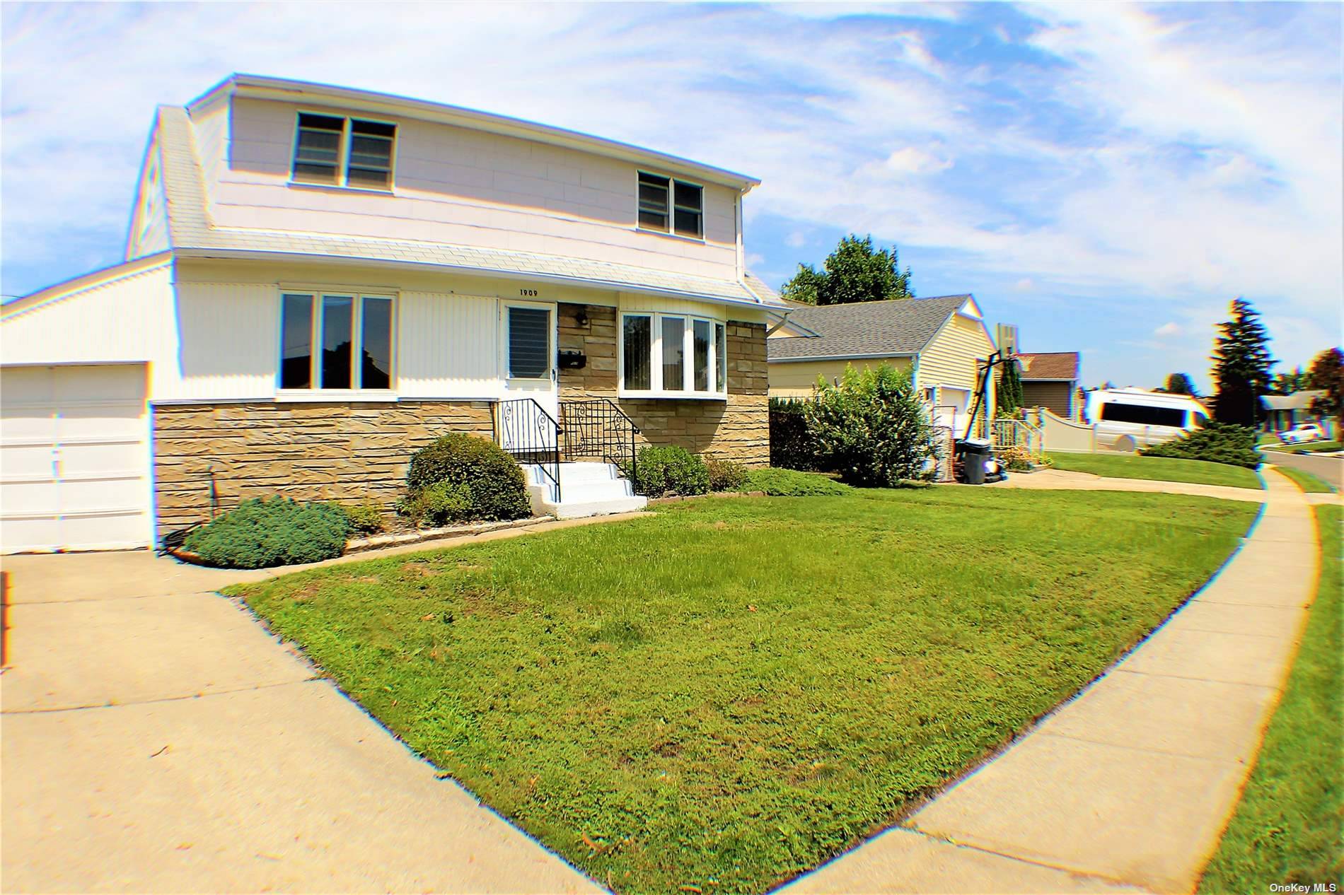 Welcome to 1909 Longfellow Ave located in Wenwood Oaks East Meadow !