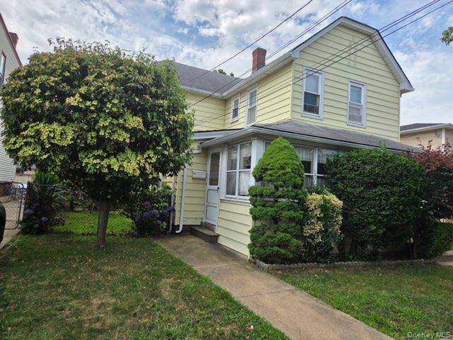 Prime Two Family Investment in Mineola s Presidential Section This legal two family home combines location, income stability, and long term growth potential making it an exceptional choice for investors, ...