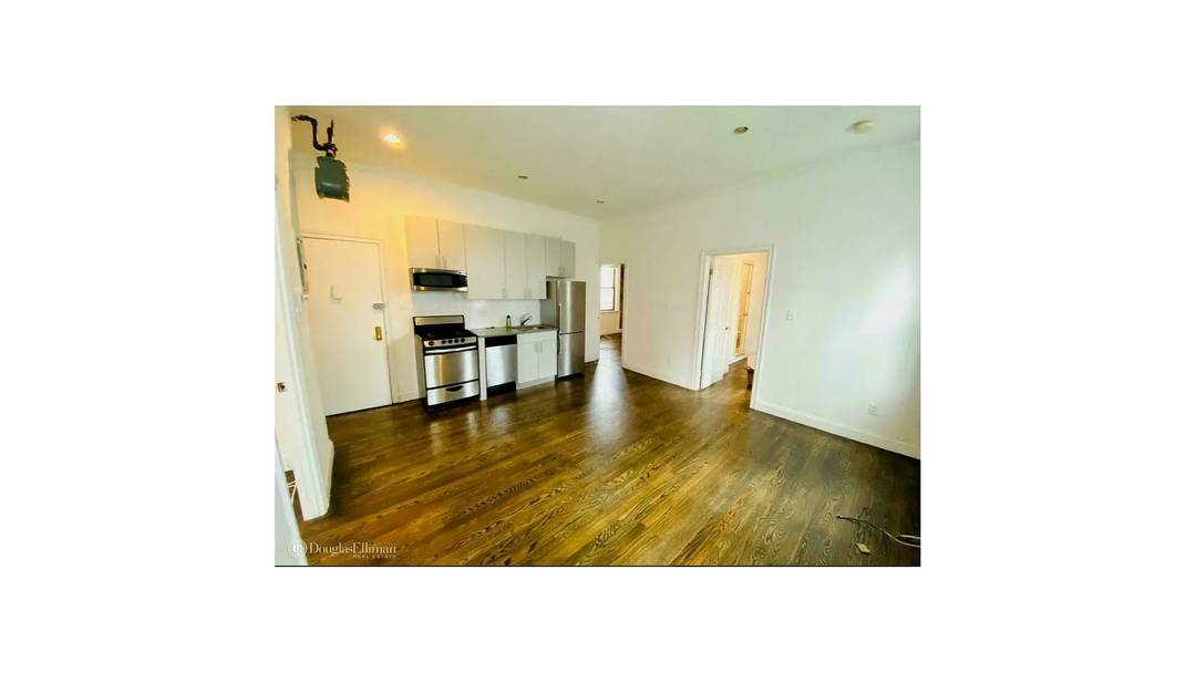 Please EMAIL only no calls no texts please due to volume Available May 1st Spacious 3 bedroom 2 bathroom apartment located in an Upper East Side Rental building right off ...