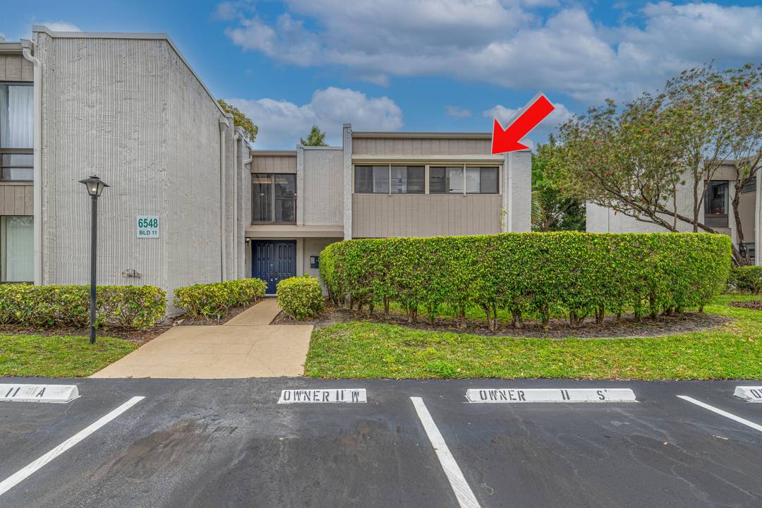 This 55 well maintained and very spacious 2 bed, 2 bath unit is ready to move in.