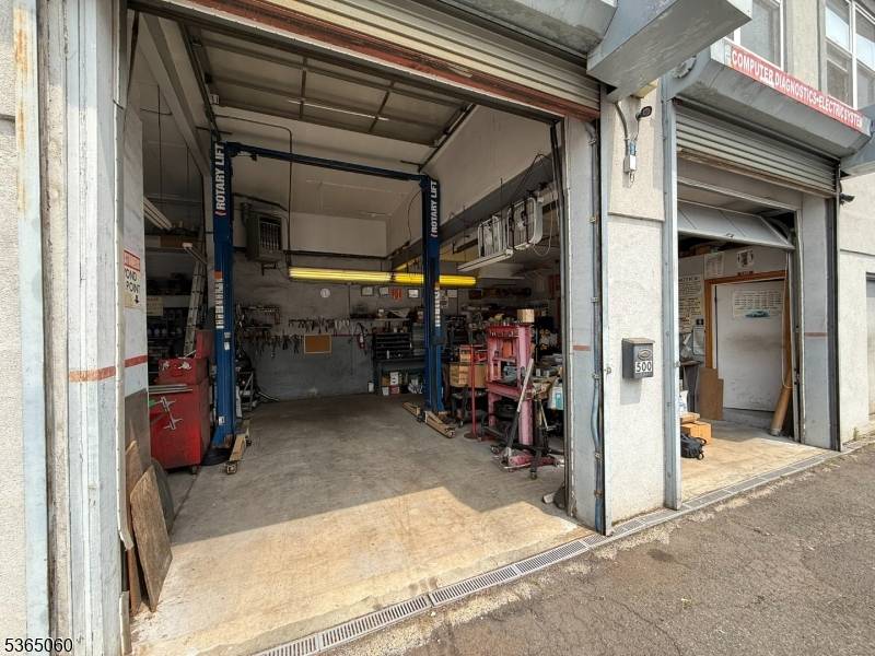 4 Bay TURNKEY Auto Repair facility located in the center of Elizabeth.