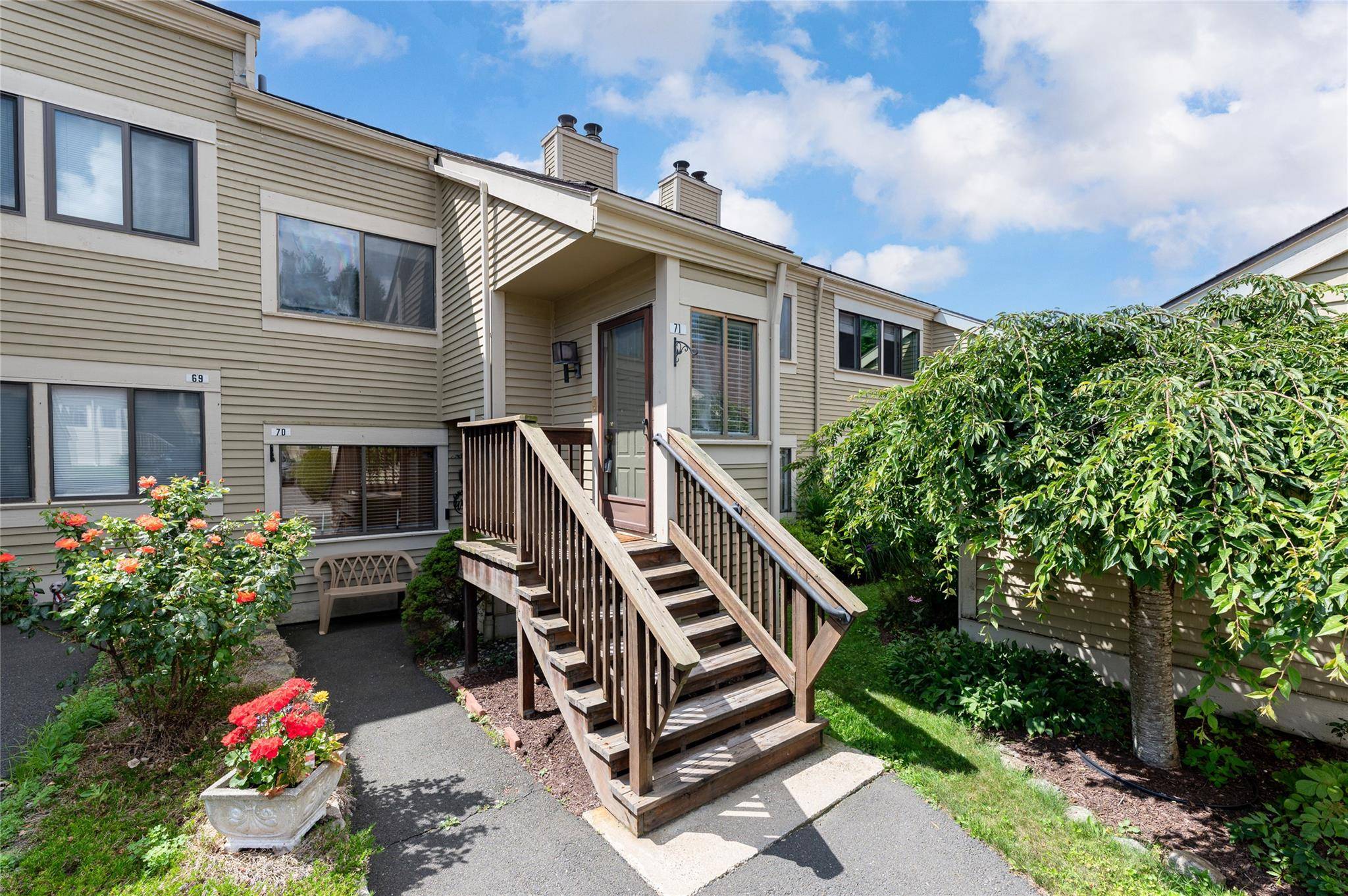 This lovely 2 bedroom, 2 bath home in the Oakridge Development offers both comfort and versatility.